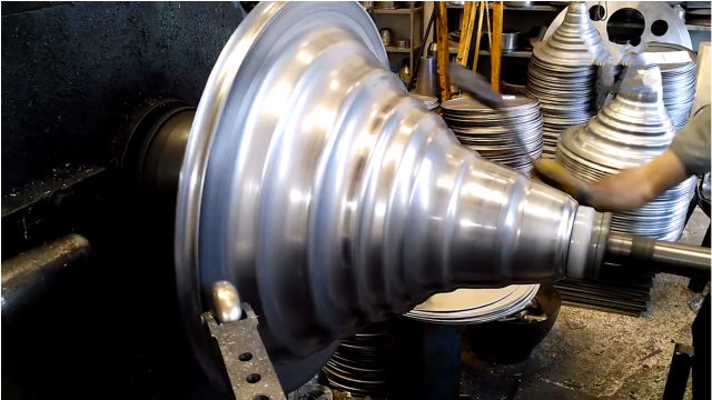 听过不一定见过,这就是旋压加工,铁皮转起来就变成想要的形状了