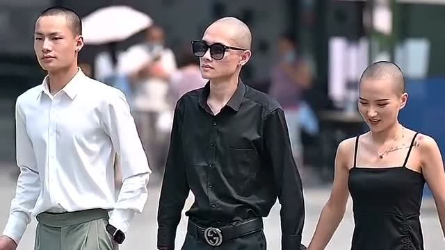 不到成都的街头走一走,你不会发现自己有多土,光头情侣太时尚了吧!