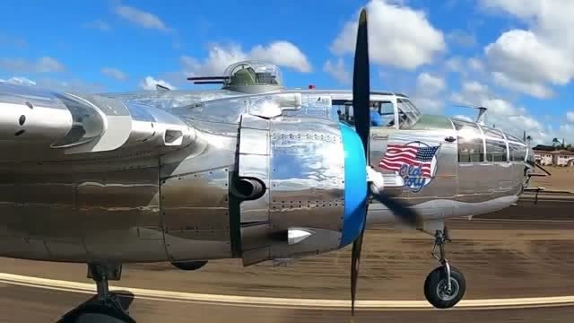 飞在夏威夷上空的二战最佳中型轰炸机—b-25"米切尔"