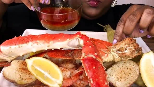 国外吃播黑人阿姨,这次吃帝王蟹腿,这肉也太多了!