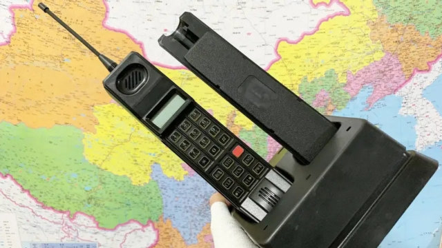 废品站100元捡漏1991年生产的国产第一部手机,同行给4000元没卖