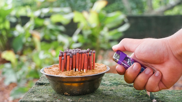 一次性点燃100根"防风防水"火柴,会有什么现象呢?