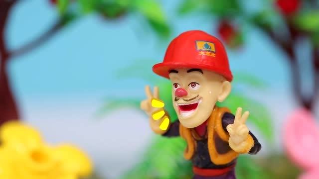 光头强带着熊大熊二一起干活,跟他们一直强调安全帽的重要性