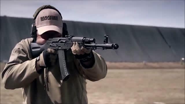 慢镜头实拍ak-74突击步枪射击时枪口制退器的变化