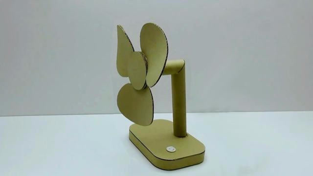 简单又实用的手工纸板桌面迷你风扇,开启后吹着风还挺凉爽的