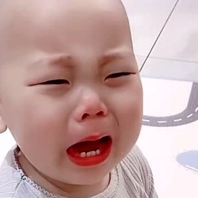 人生如戏,全靠演技,熊孩子为了一个奶酪棒哭成这样,看着真心疼