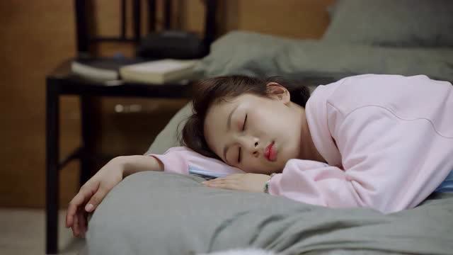 亲爱的热爱的:杨紫在李现床上睡着,韩商言贴心给媳妇盖被子