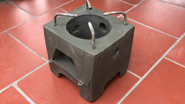 朋友用水泥做了一个炉子,看起来挺方便的,但是不怕高温裂开吗