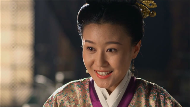 芈月传:惠后拿着桃子,不知道要干些什么,让人摸不到头脑