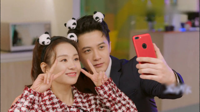 关震雷为哄李贝开心,特意给李贝公司的人点了奶茶,还戴上情侣发箍拍