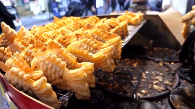 韩国街头美食烤鱼饼,鱼肉剁碎和面糊搅拌均匀灌在鱼形状模具里烤