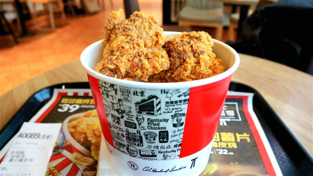 肯德基新出的气泡炸鸡,39元买了一桶,这味道有点奇怪啊