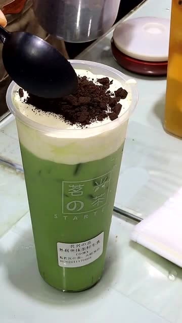 抹茶奶盖拿铁制作,加冰口感更佳,上面的奶盖看着就很腻!