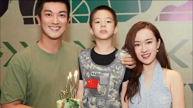 霍思燕室内吸烟被拍 点烟动作自然娴熟姿势老练