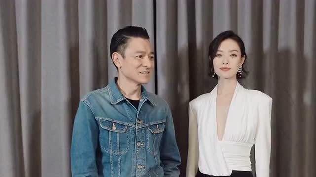 刘德华教倪妮六亲不认的步伐,两个人走的非常有范,居然有一种cp感!