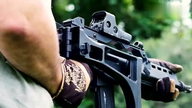 野外试射g36突击步枪,小伙单手持枪的动作帅呆了