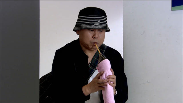 精豆儿:大叔钓鱼忘了带桶,竟然用嘴喂鱼喝水,清洁工一回头直接看呆了