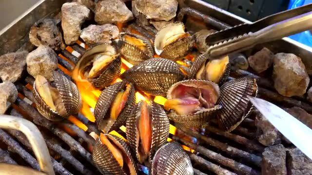 韩国人的炭火烤活泥蚶