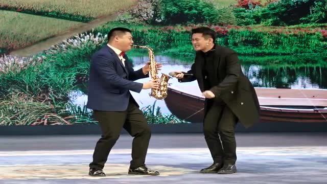 刘老根大舞台萨克斯吹得太好大哥忍不住也想唱两句