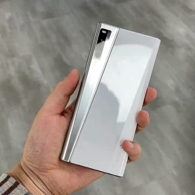 oppo新款伸缩屏概念机,这个手机如果上市,手里的苹果瞬间不香了!