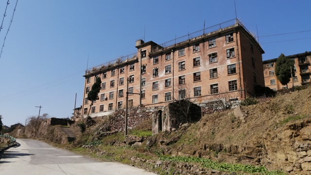 湖北宜昌莲沱村里的八二七厂旧址,曾经的三线厂房如今被岁月侵蚀