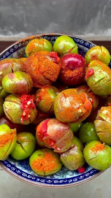 李子夹爆再撒点椒盐,那叫一个酸爽,太开胃了!