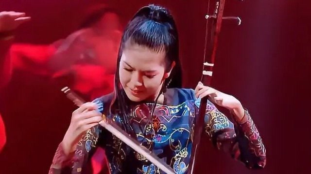 陈军陈依妙二胡演奏《狂野飞骏图》,父女同台秀技术,场面震撼!