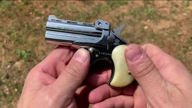 德林杰.22lr小口径双管手枪,小哥靶场射击实测,就是太小了