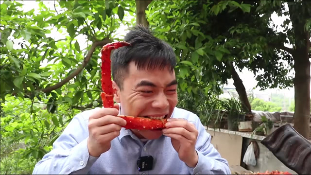 歪厨子做叫花大螃蟹,一口咬下去水渣渣的,没有盐焗的香