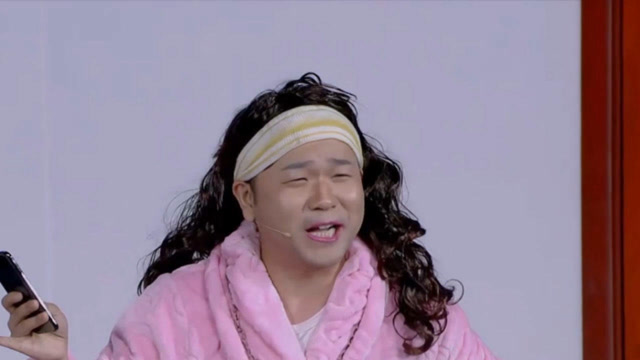 周群阿进演绎小品《楼上楼下》,一开口全场笑翻,太精彩了