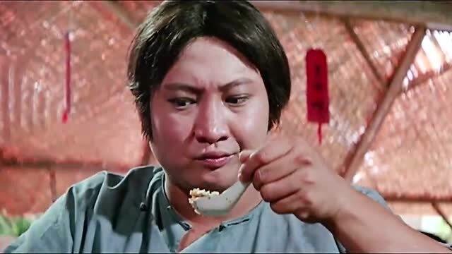 鬼打鬼:洪金宝吃饭好像中邪,手臂不受自己的控制,原来被人下蛊