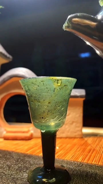 武山上等的夜光杯,和美酒放在一块,真是绝配!