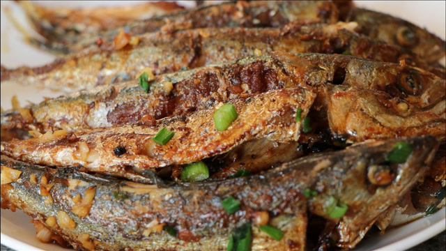 豉油皇煎焗白鸽鱼,刚出锅的鱼皮香脆可口,鱼肉鲜嫩弹牙,大排档里火爆