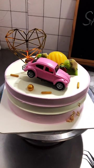 都市风创意水果蛋糕,有小孩子最喜爱的小汽车,选他总没错