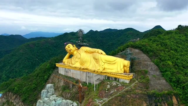 浙江横店大山上的卧佛,见者都会有好的运气,老外看了直呼太厉害!