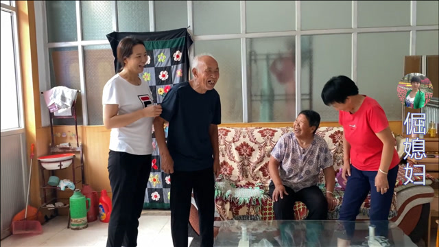 倔媳妇冒雨给爷爷送礼物,婆婆高兴直夸年轻帅气,愿爷爷长命百岁