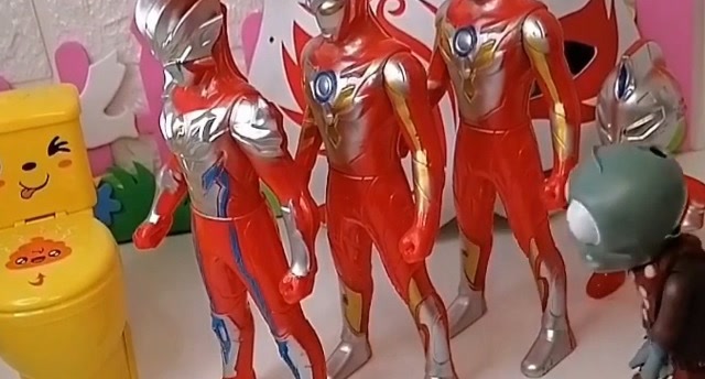 玩具动画:奥特曼排队上厕所