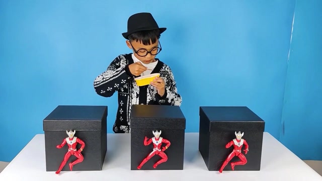 开箱泰罗奥特曼美食盲盒,泰罗的人间体爱吃烧烤,一家爱吃冰淇淋!