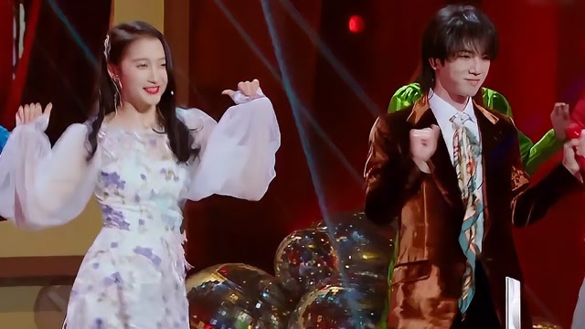 华晨宇关晓彤唱跳《护花使者》,两人对视惹尖叫,兄妹俩超养眼 !