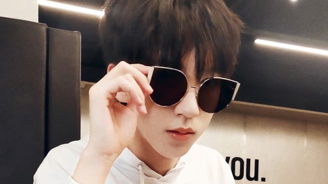 贺峻霖对土味有多执着爱戴土味墨镜还喜欢说土味情话