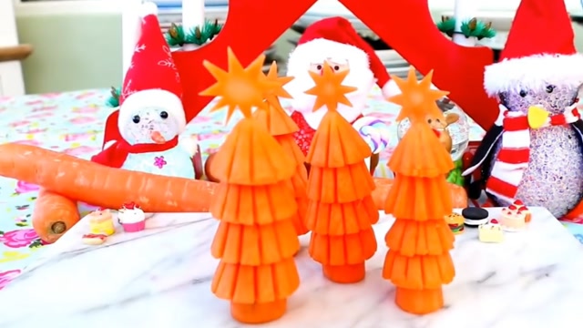 学做用胡萝卜雕出圣诞树