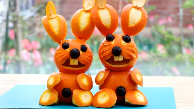 用橙子做两只小兔子出来逗孩子玩吧