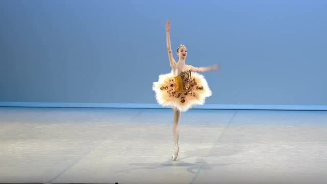 身材修长的澳洲芭蕾女舞者,身着金色舞服欢快演绎《海盗》