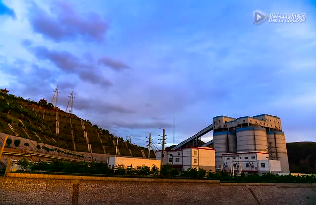 斜沟煤矿延时摄影之办公楼顶筒仓傍晚
