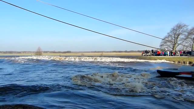 四两拨千斤 两艘小船轻轻一拉就把大船拉下水