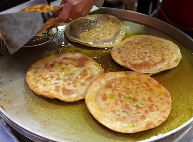 实拍西安街头小吃,独特的馅饼,看着我馋得要死