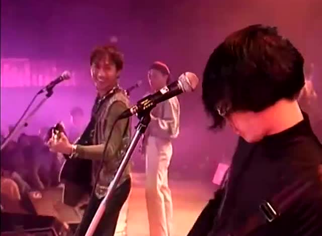 beyond演唱会黄贯中唱歌抢拍子 黄家驹看着他傻笑了三秒