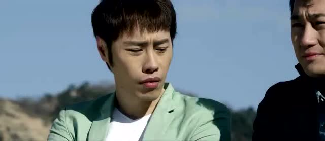 正在吹牛当红女明星进来了,满脸尴尬!