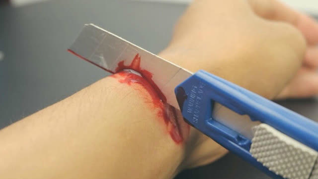 壁纸刀可以切断手腕教你自制逼真美工刀割手臂魔术道具