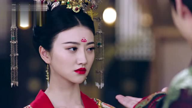 沈珍珠凤袍加身惊艳全场 安庆绪当众封后惨遭嫌弃